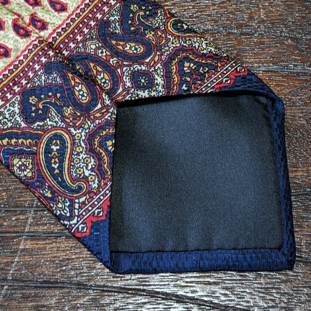 **Buy 2 get 3** Disney Mickey & Co Silk Tie | 100% Silk | Made in Canada - Picture 7 of 7